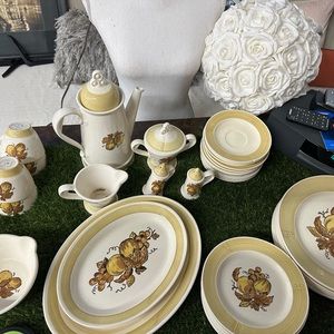 Metlox Poppytrail Golden Fruit set